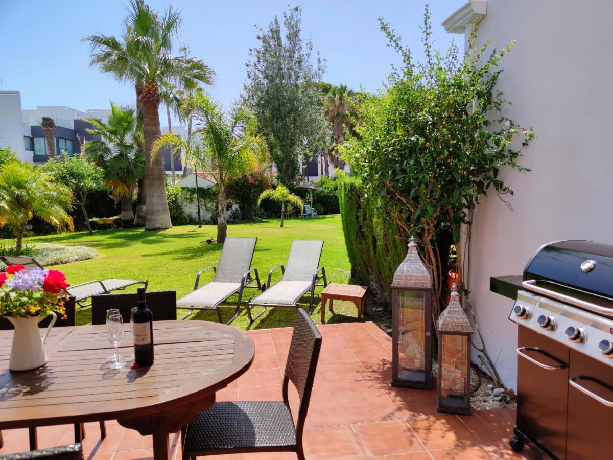 Spacious Beachfront Town House In Estepona With Fully Equipped Kitchen, Pools, Garden, Sea View Bagian luar foto