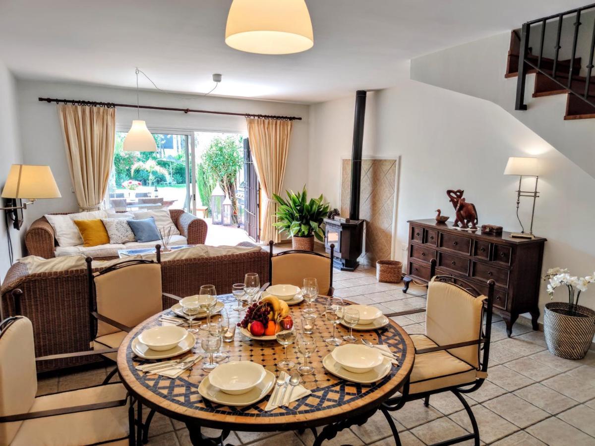 Spacious Beachfront Town House In Estepona With Fully Equipped Kitchen, Pools, Garden, Sea View Bagian luar foto