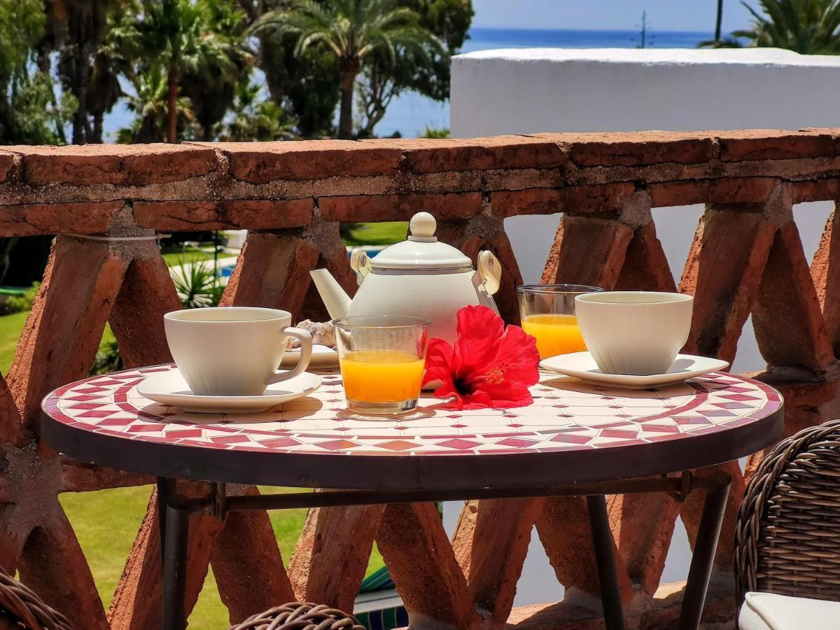 Spacious Beachfront Town House In Estepona With Fully Equipped Kitchen, Pools, Garden, Sea View Bagian luar foto