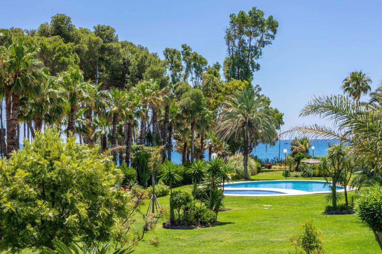 Spacious Beachfront Town House In Estepona With Fully Equipped Kitchen, Pools, Garden, Sea View Bagian luar foto