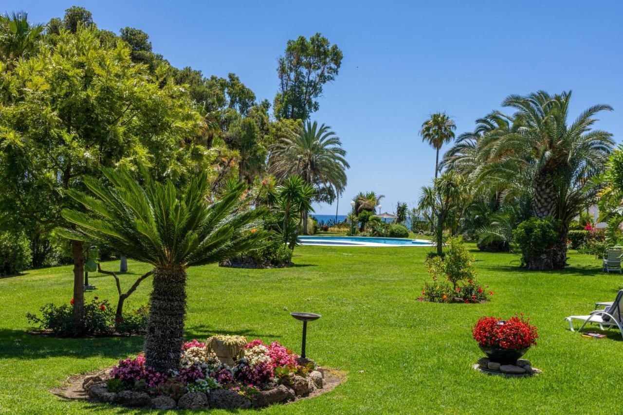 Spacious Beachfront Town House In Estepona With Fully Equipped Kitchen, Pools, Garden, Sea View Bagian luar foto