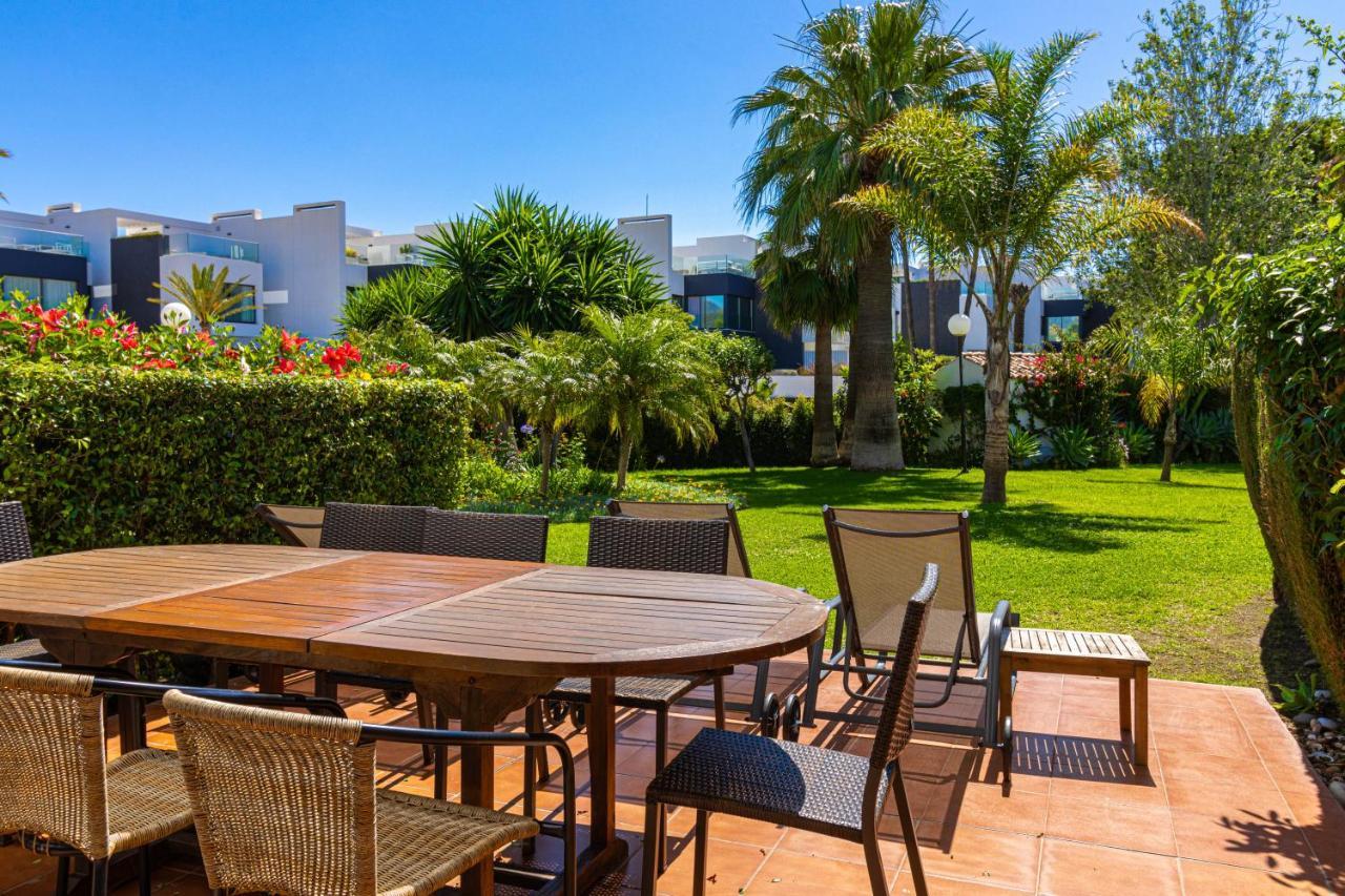 Spacious Beachfront Town House In Estepona With Fully Equipped Kitchen, Pools, Garden, Sea View Bagian luar foto