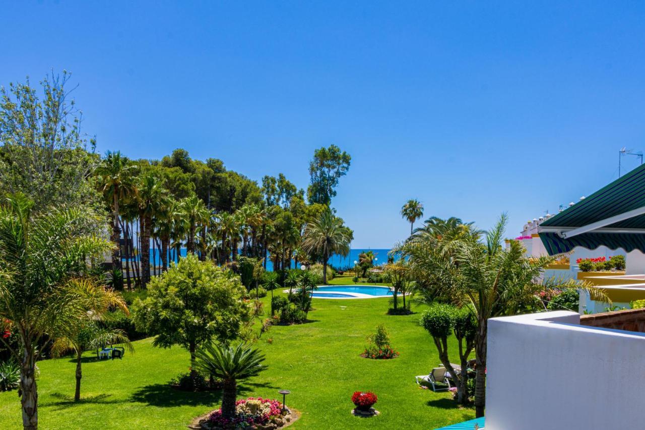 Spacious Beachfront Town House In Estepona With Fully Equipped Kitchen, Pools, Garden, Sea View Bagian luar foto